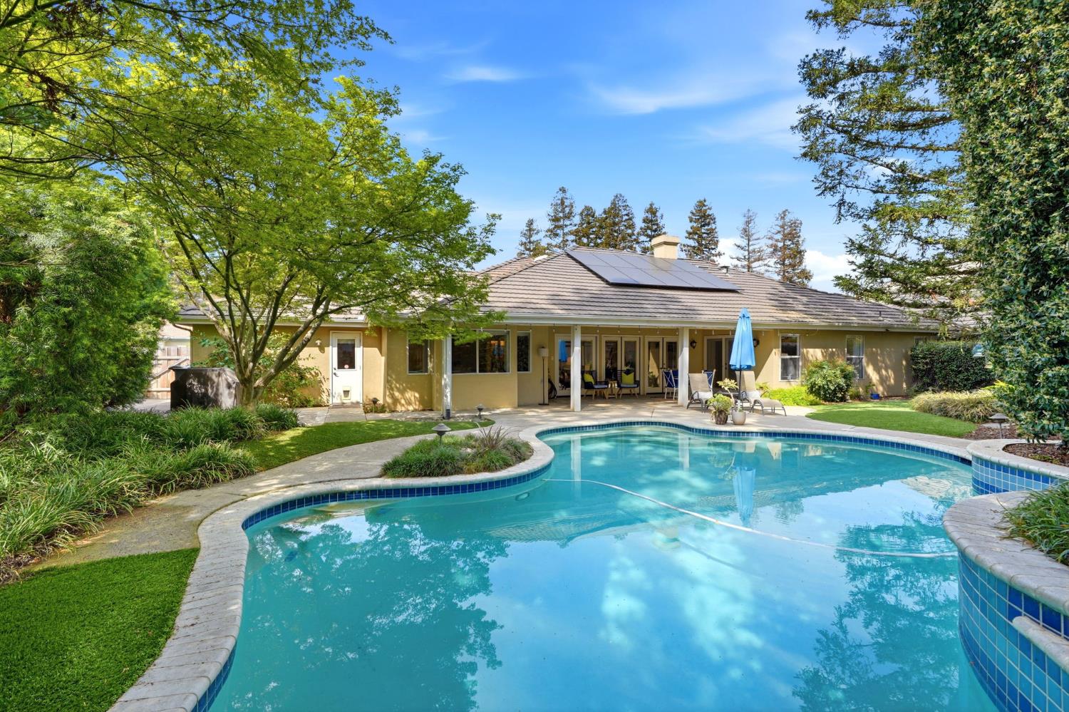 2134 SW Cottonwood Cir, Visalia, CA 93277