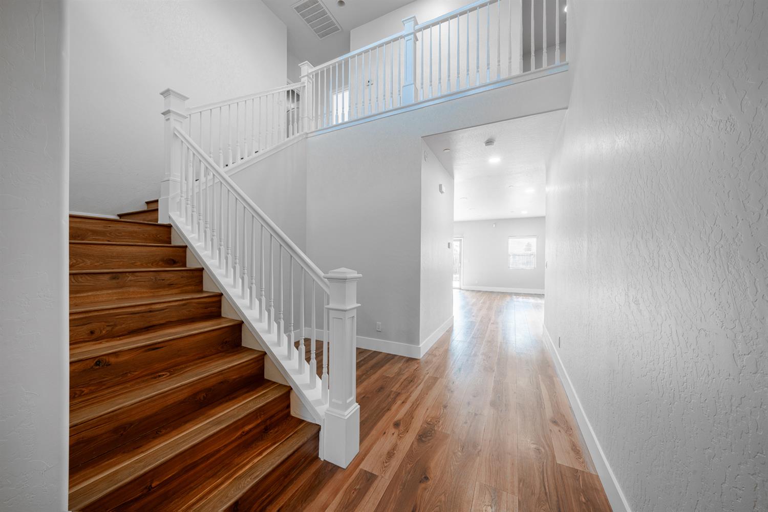 6689 W Lucas Dr, Fresno, CA 93722