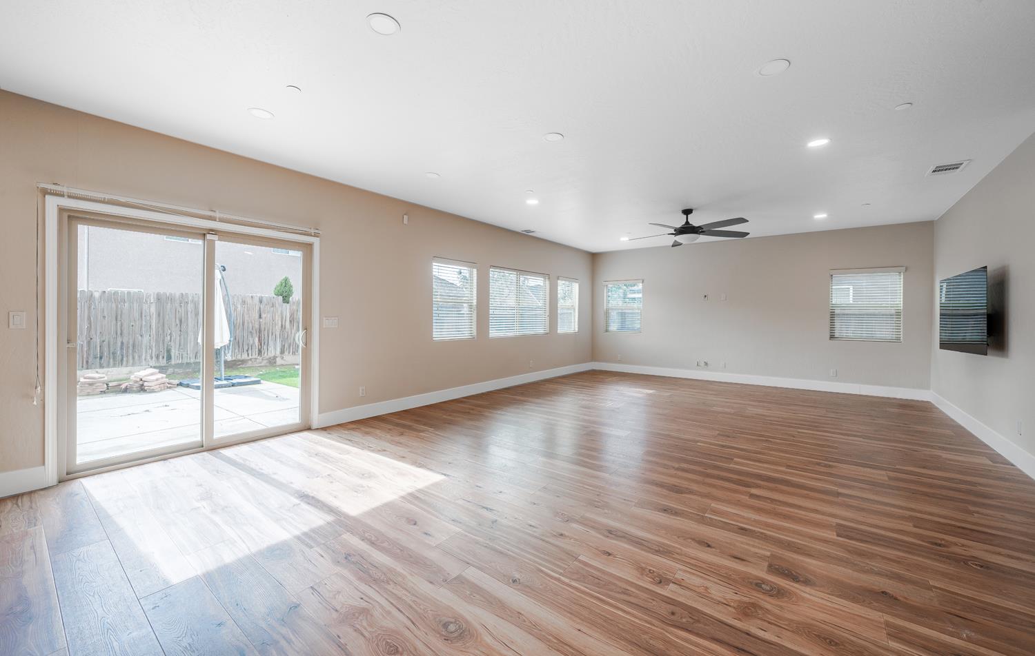 6689 W Lucas Dr, Fresno, CA 93722