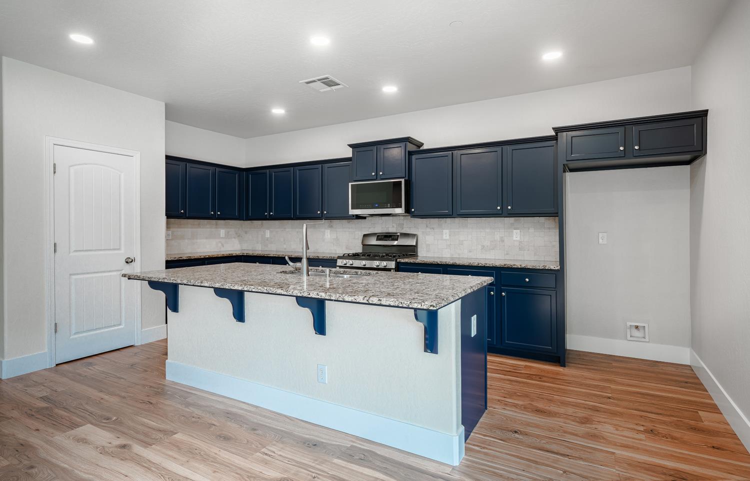 6689 W Lucas Dr, Fresno, CA 93722