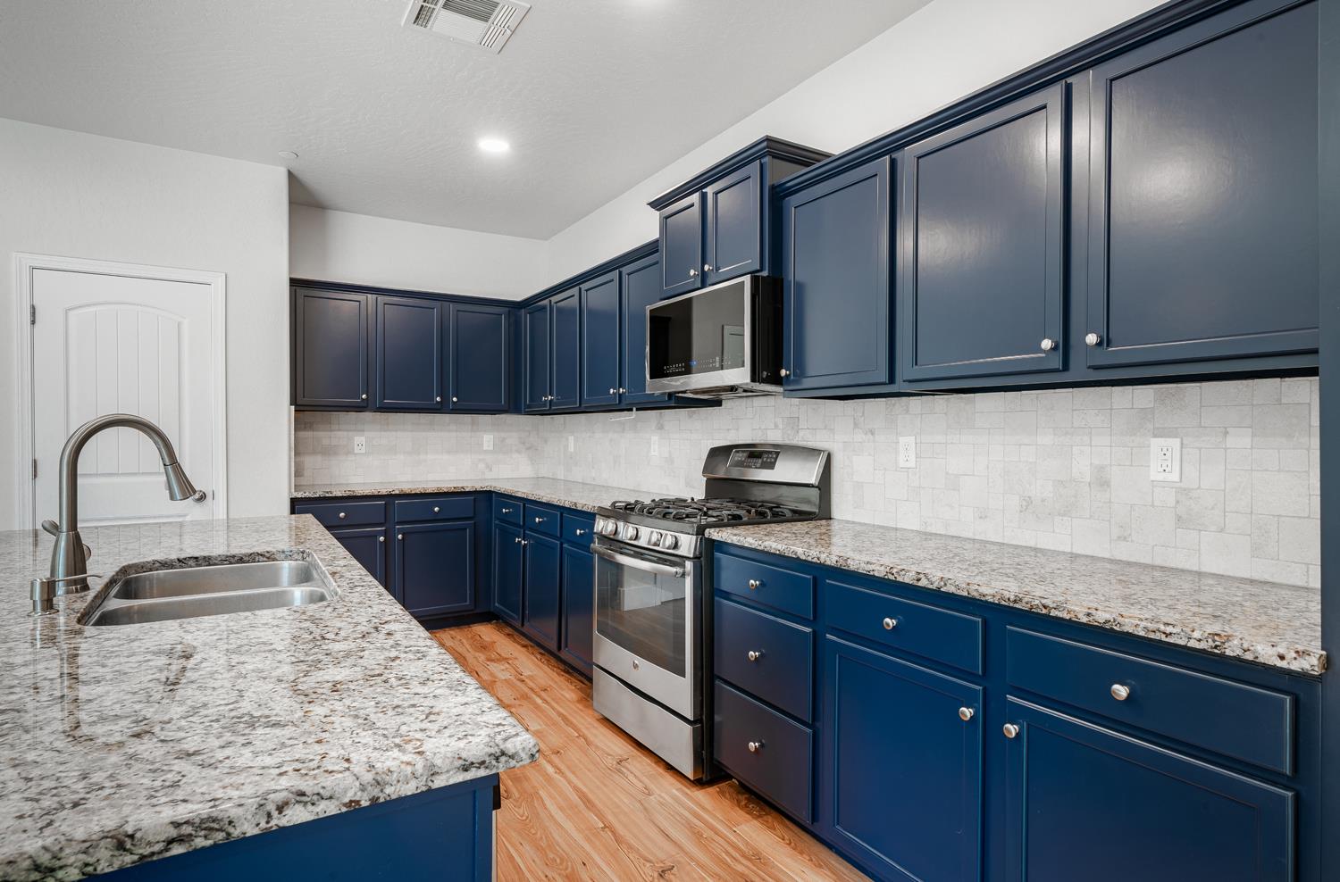 6689 W Lucas Dr, Fresno, CA 93722