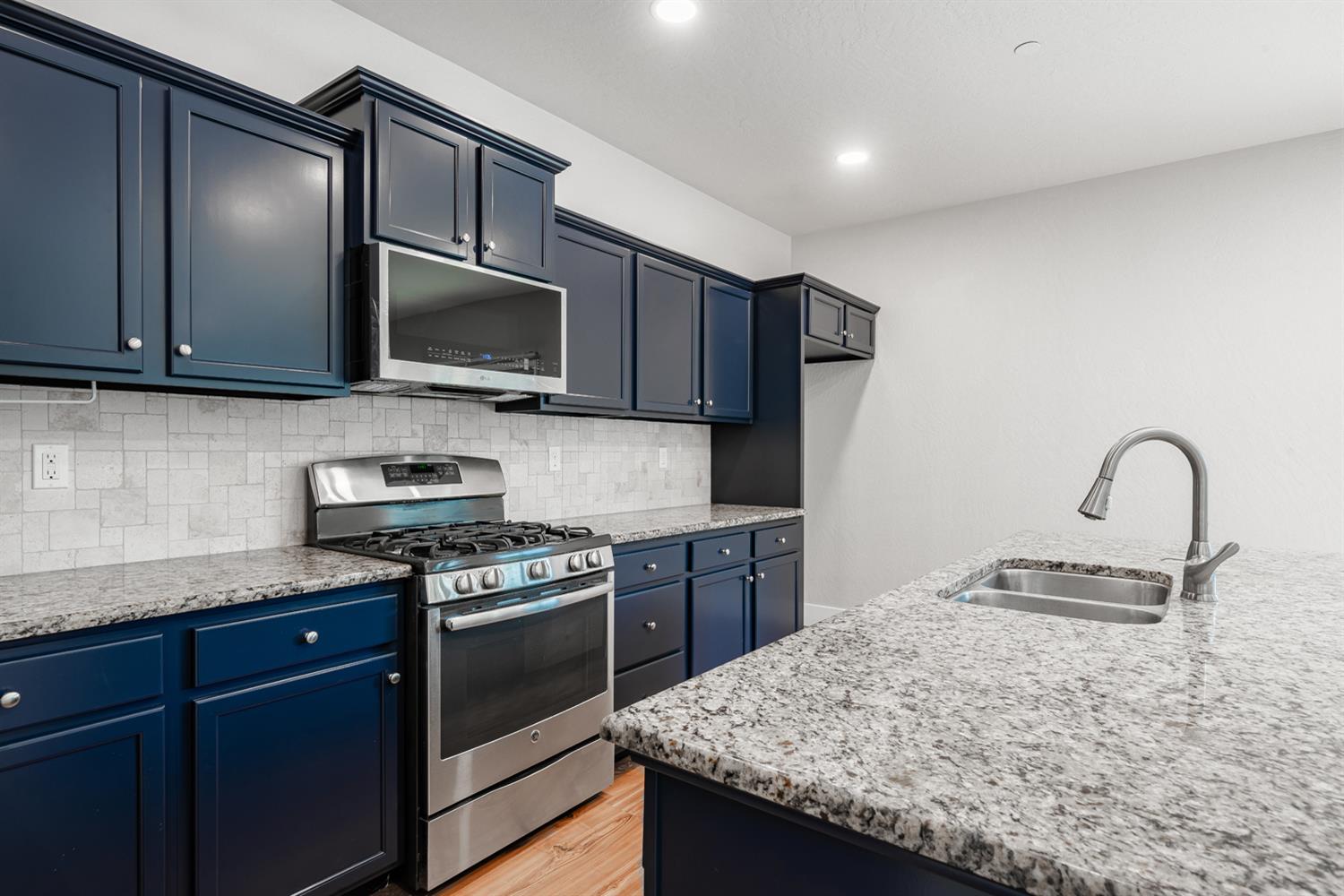 6689 W Lucas Dr, Fresno, CA 93722