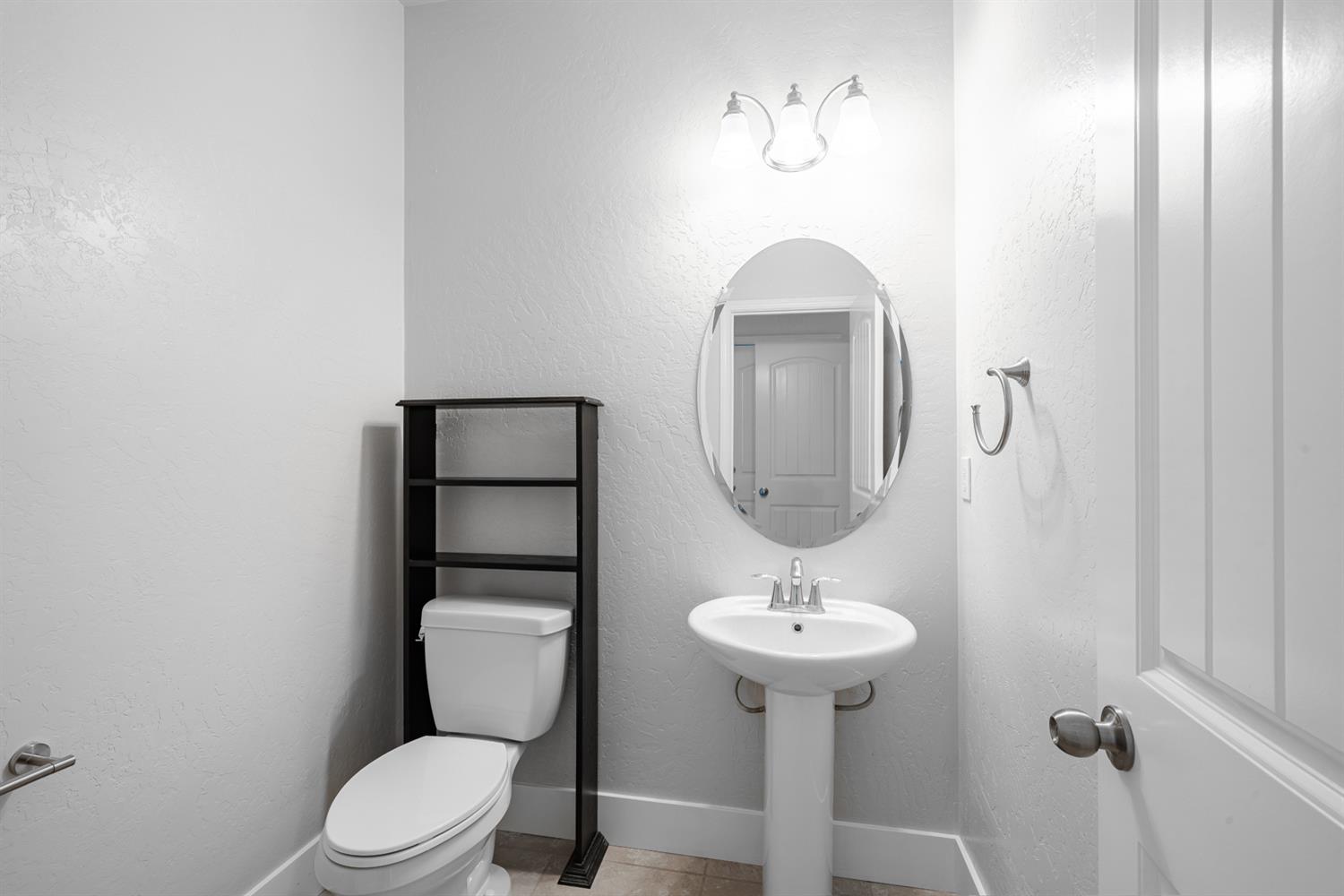 6689 W Lucas Dr, Fresno, CA 93722