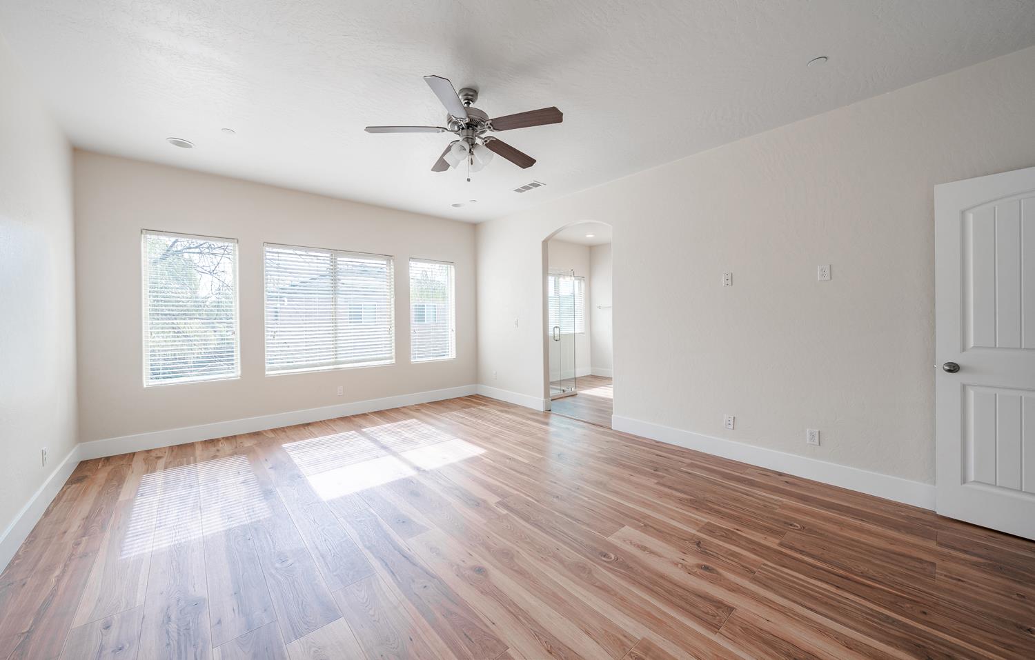 6689 W Lucas Dr, Fresno, CA 93722