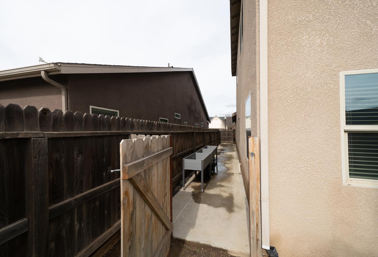 6689 W Lucas Dr, Fresno, CA 93722