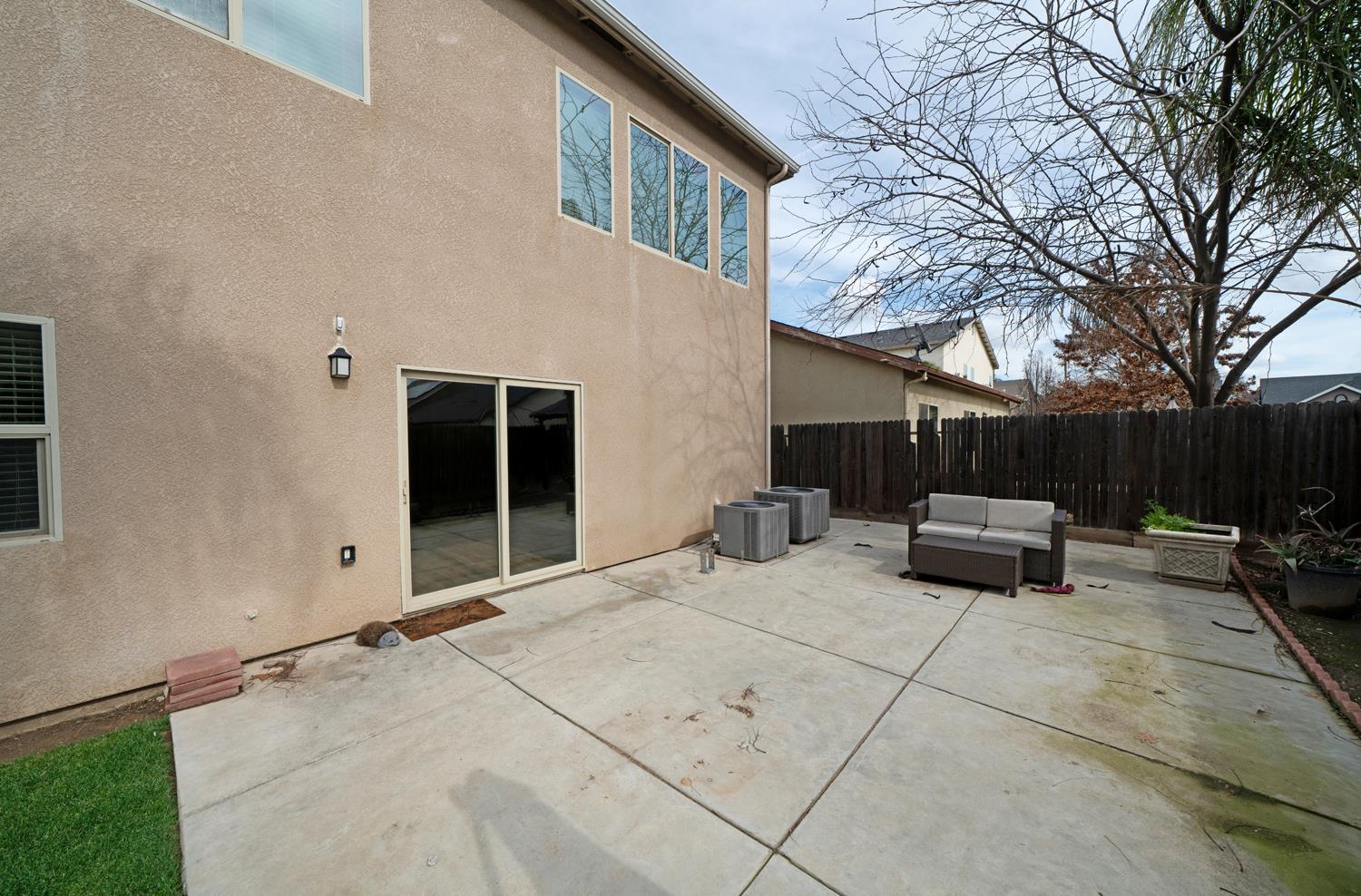 6689 W Lucas Dr, Fresno, CA 93722