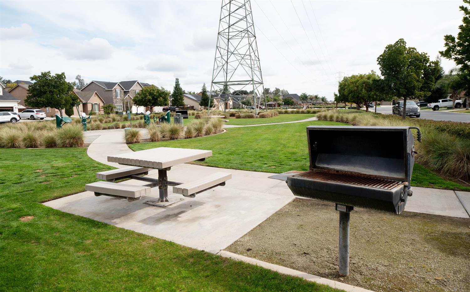 6689 W Lucas Dr, Fresno, CA 93722