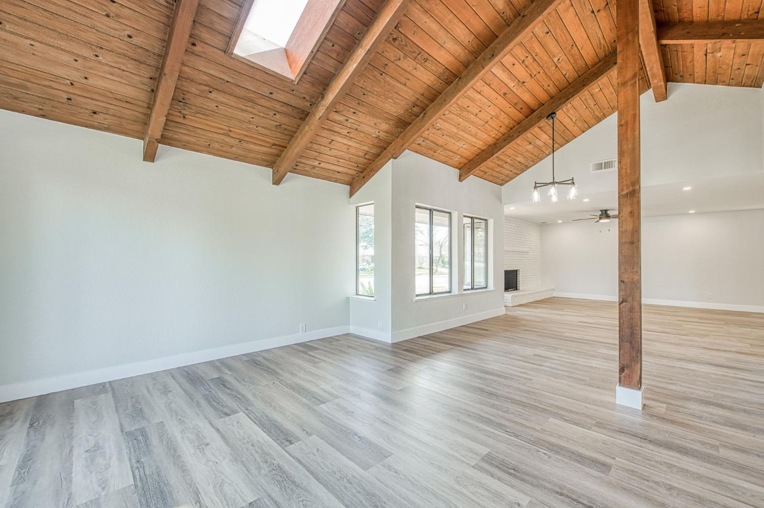 8453 N 1St St, Fresno, CA 93720