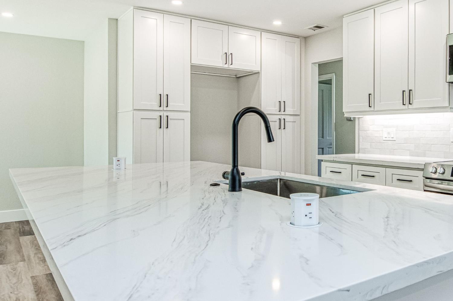 8453 N 1St St, Fresno, CA 93720