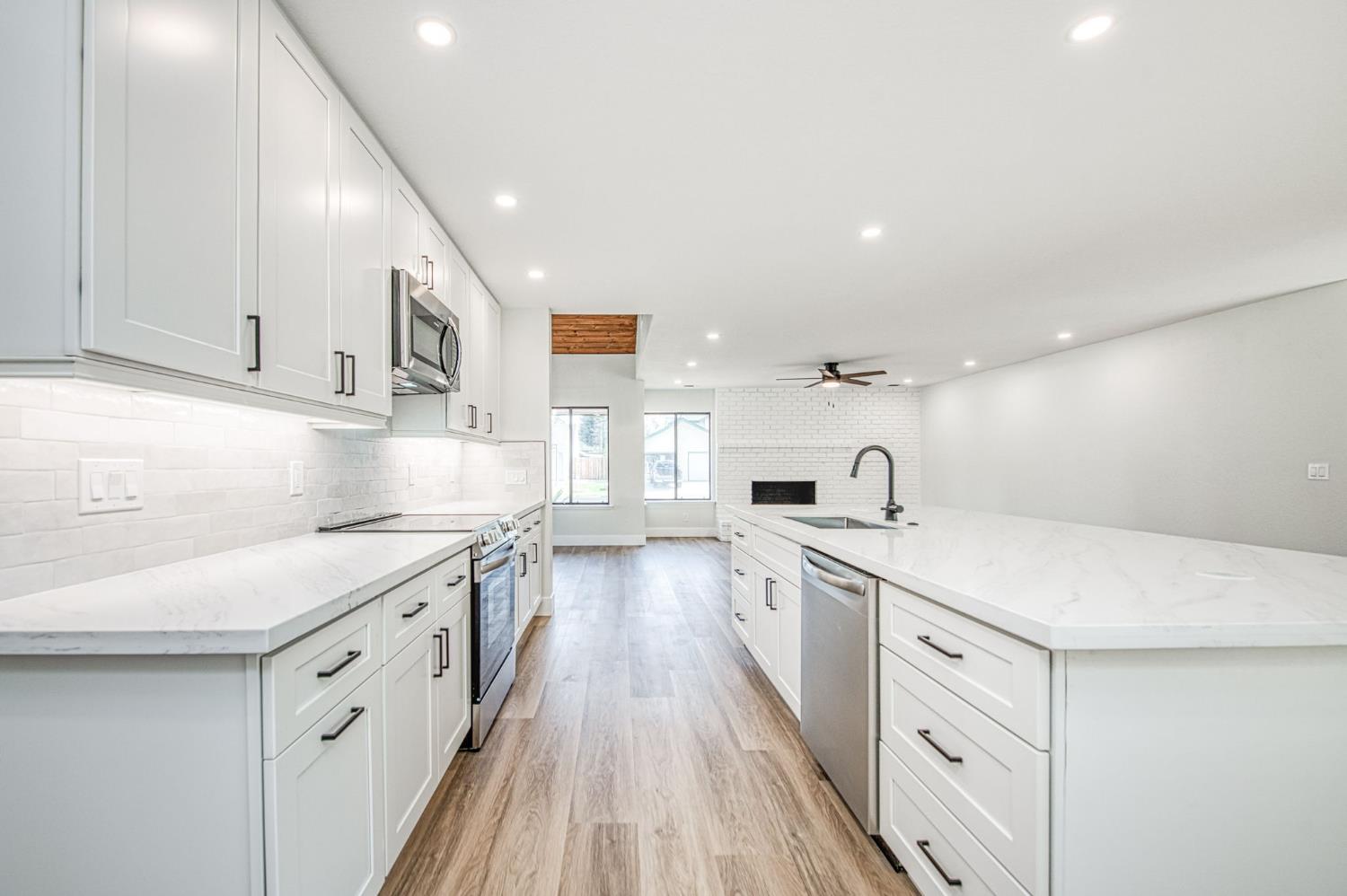 8453 N 1St St, Fresno, CA 93720