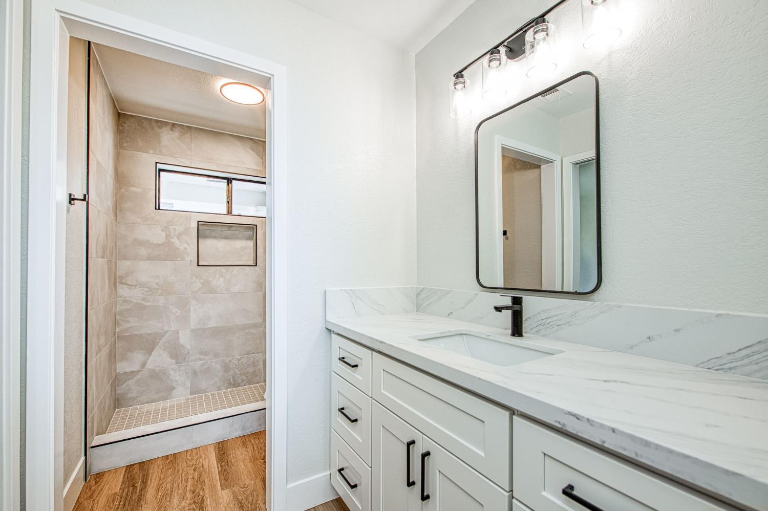 8453 N 1St St, Fresno, CA 93720