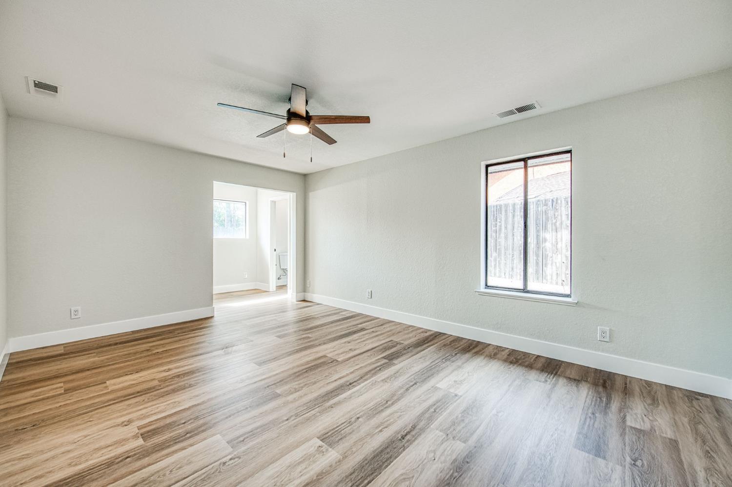 8453 N 1St St, Fresno, CA 93720