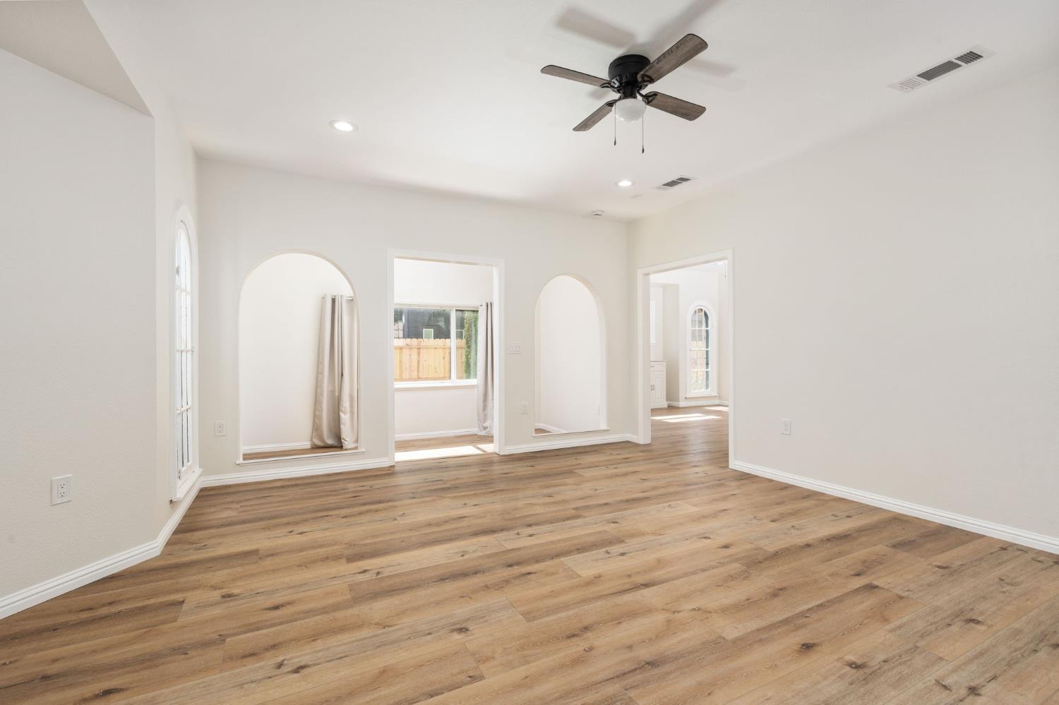 1457 N Poplar Ave, Fresno, CA 93728