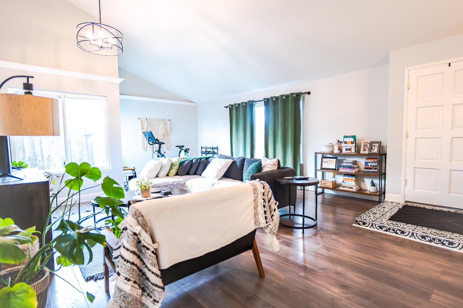 4721 W College Ave, Visalia, CA 93277