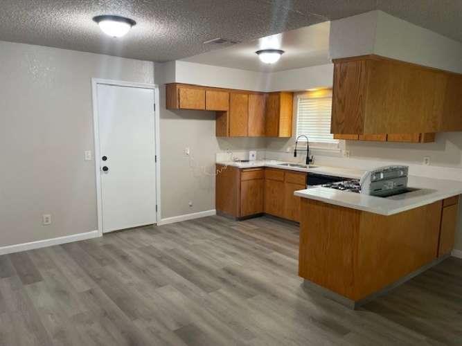 923 Holt Ave, Sanger, CA 93657