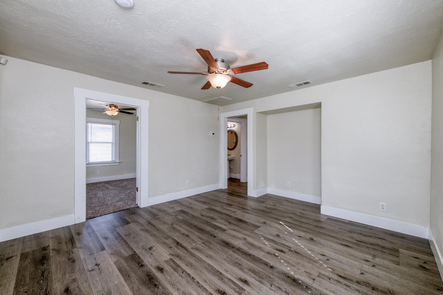 978 N Arthur Ave, Fresno, CA 93728