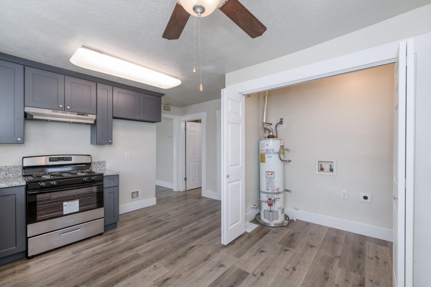 978 N Arthur Ave, Fresno, CA 93728