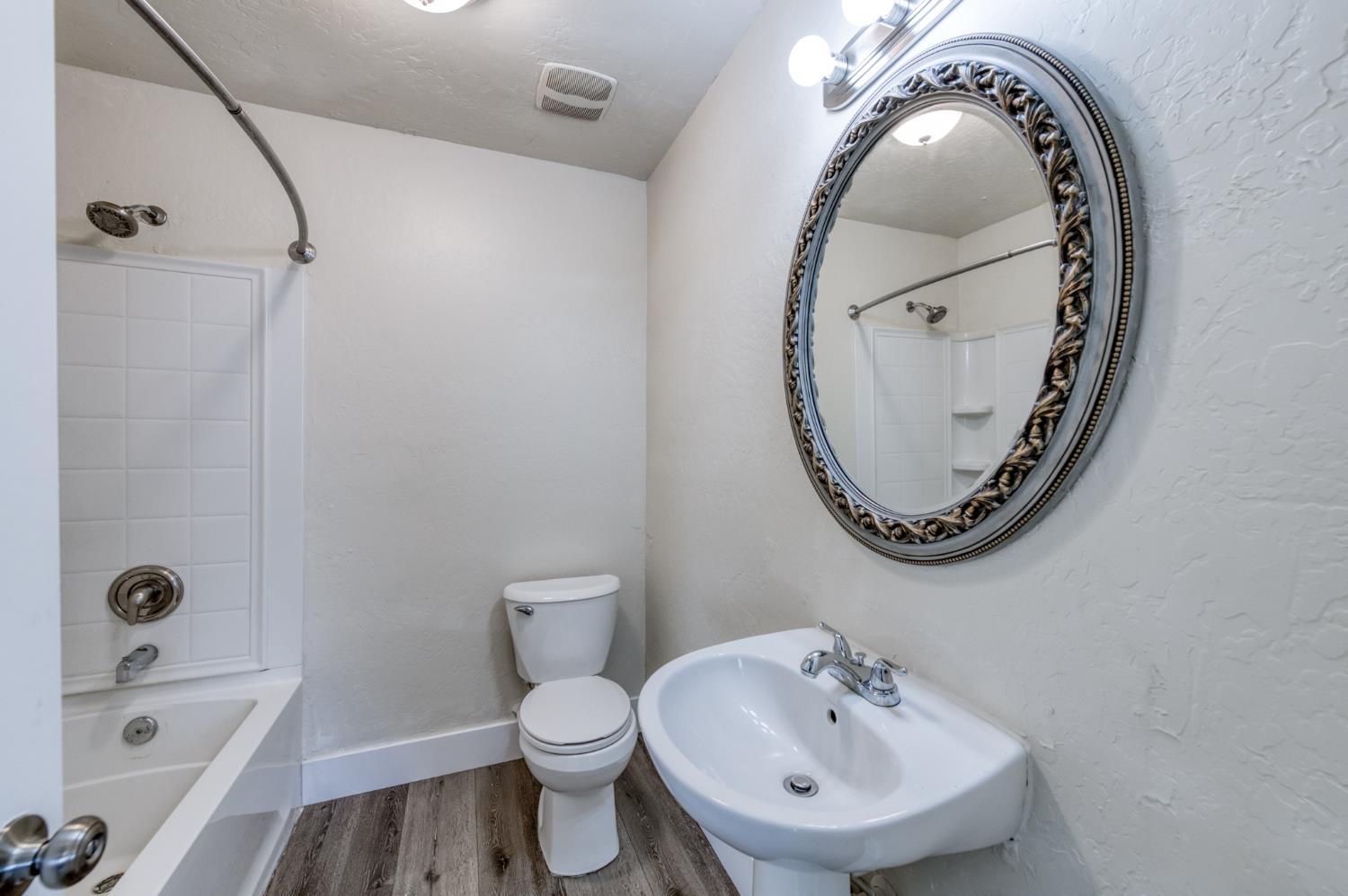 978 N Arthur Ave, Fresno, CA 93728