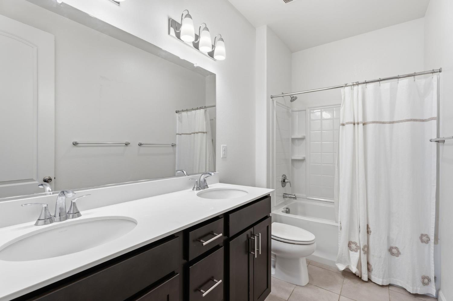 588 Overstone Ave, Madera, CA 93636