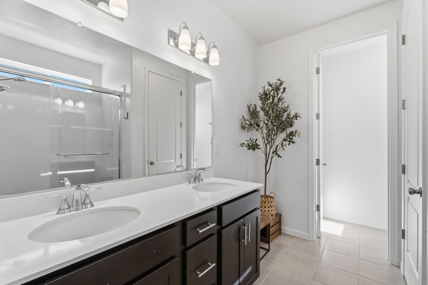 588 Overstone Ave, Madera, CA 93636