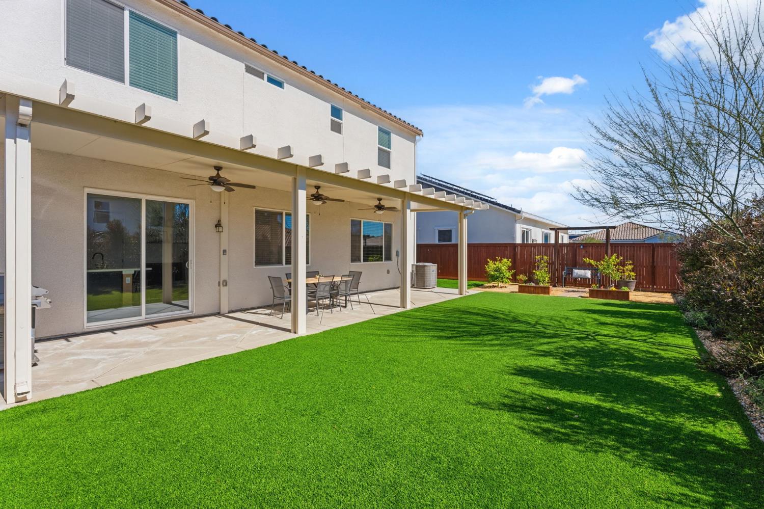 588 Overstone Ave, Madera, CA 93636