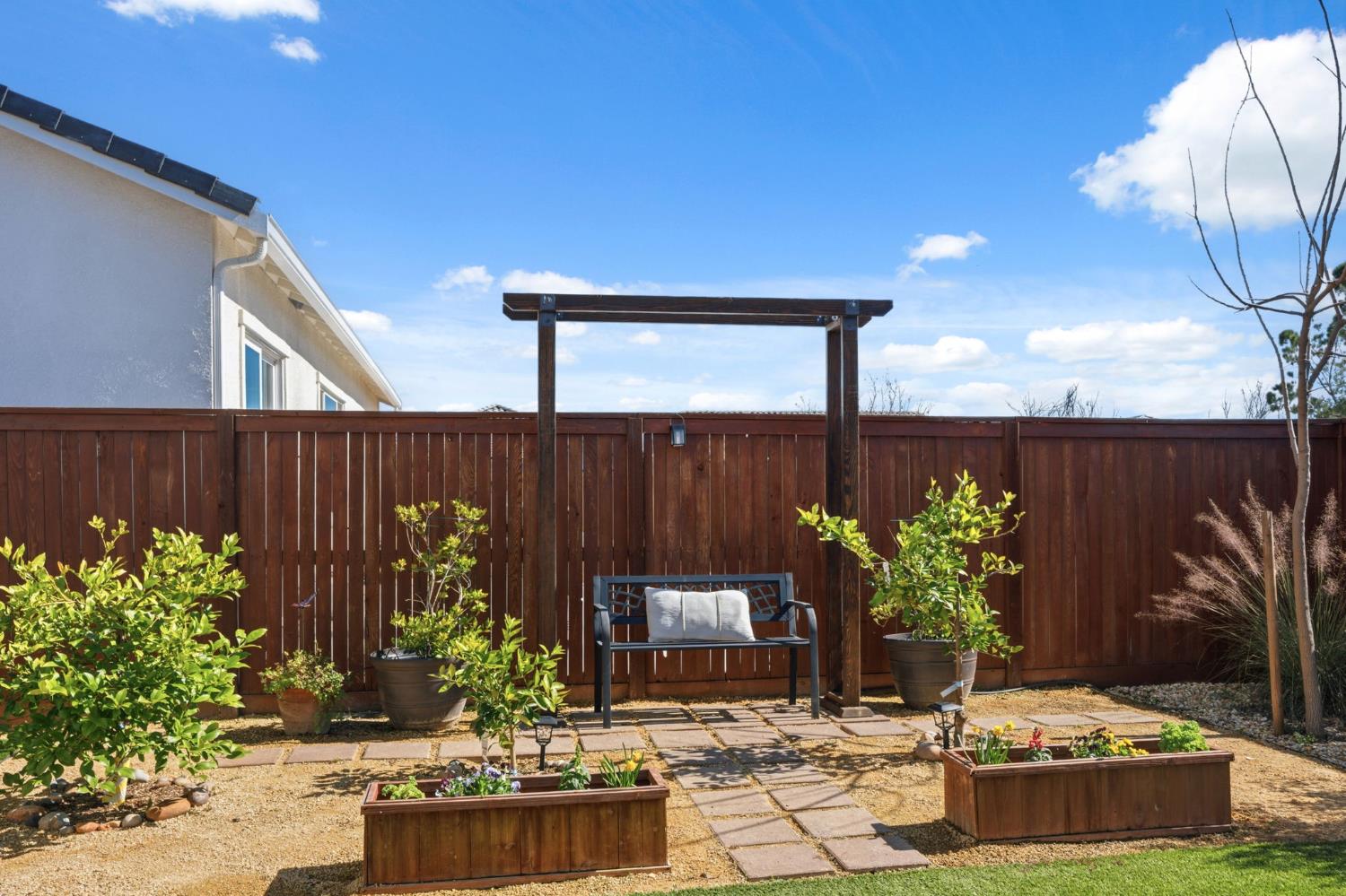 588 Overstone Ave, Madera, CA 93636