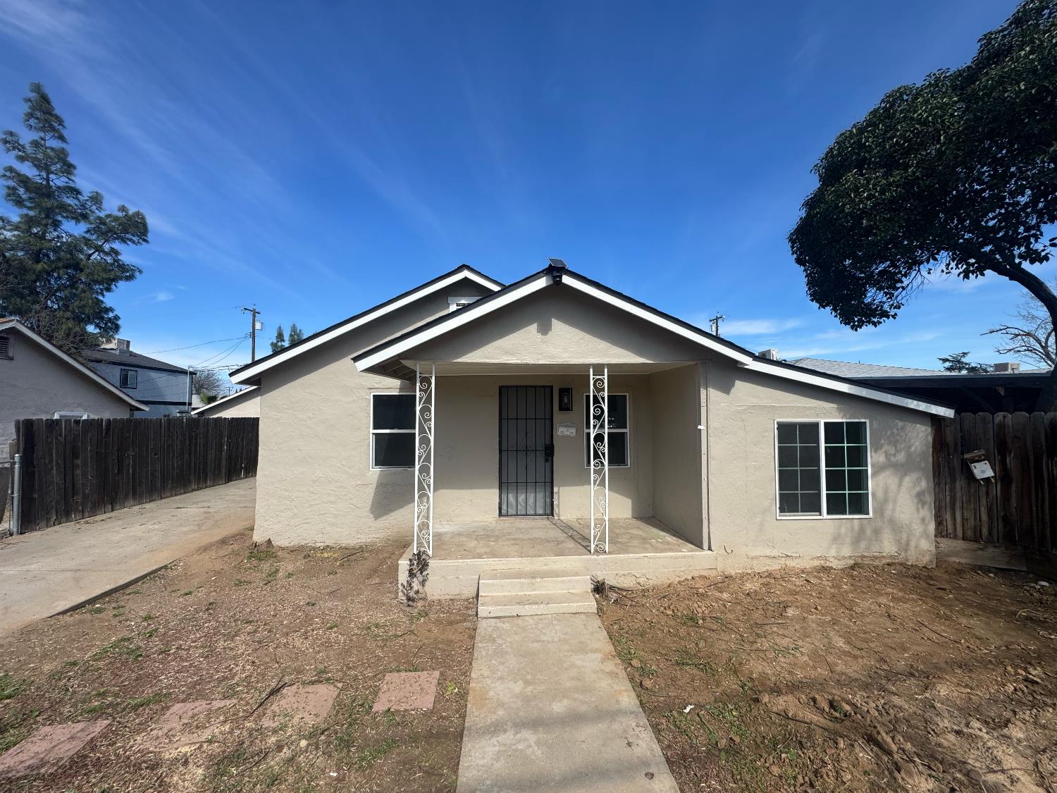 2743 E Hammond Ave, Fresno, CA 93703