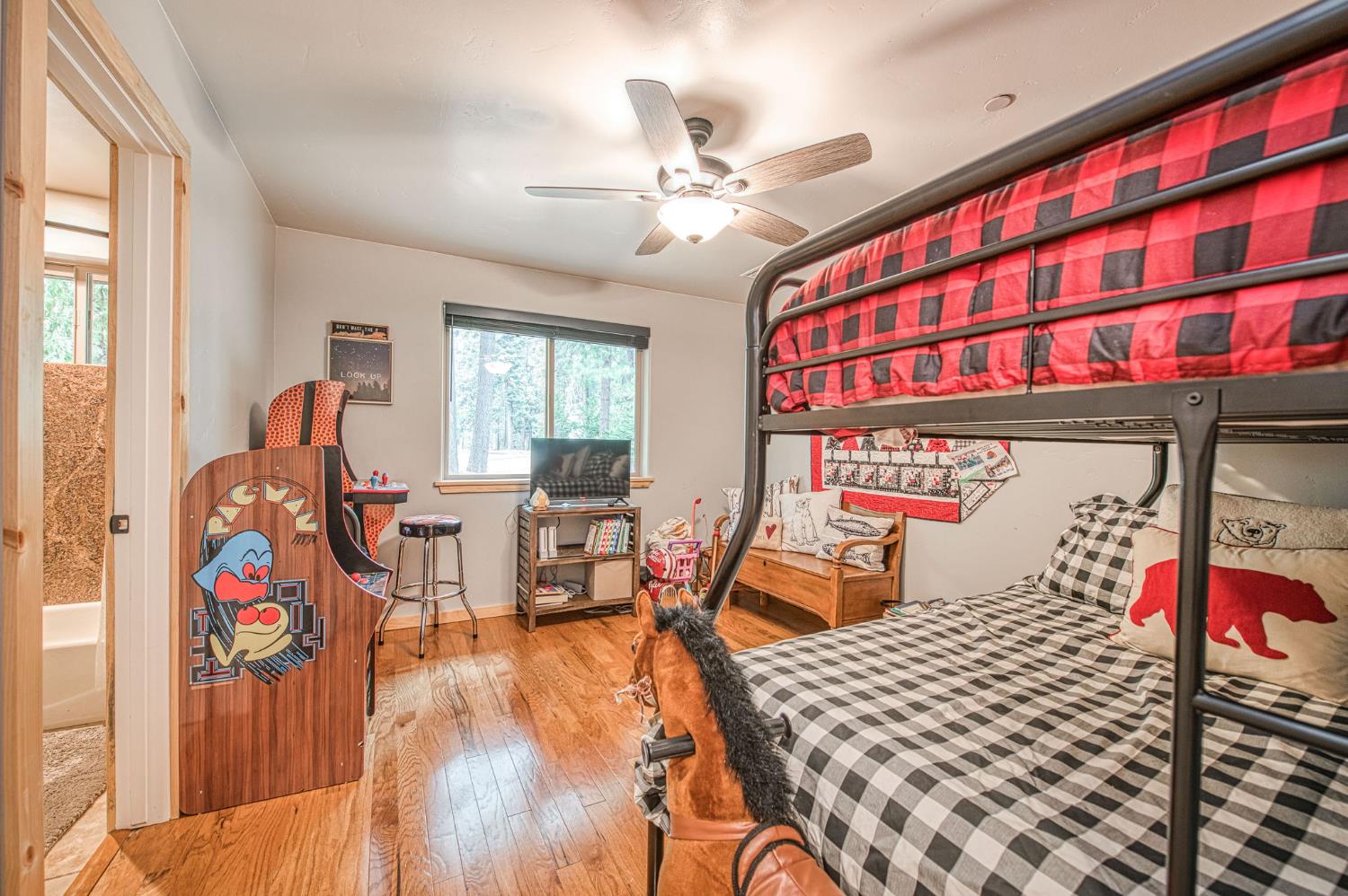 39153 Granite Ln, Shaver Lake, CA 93664