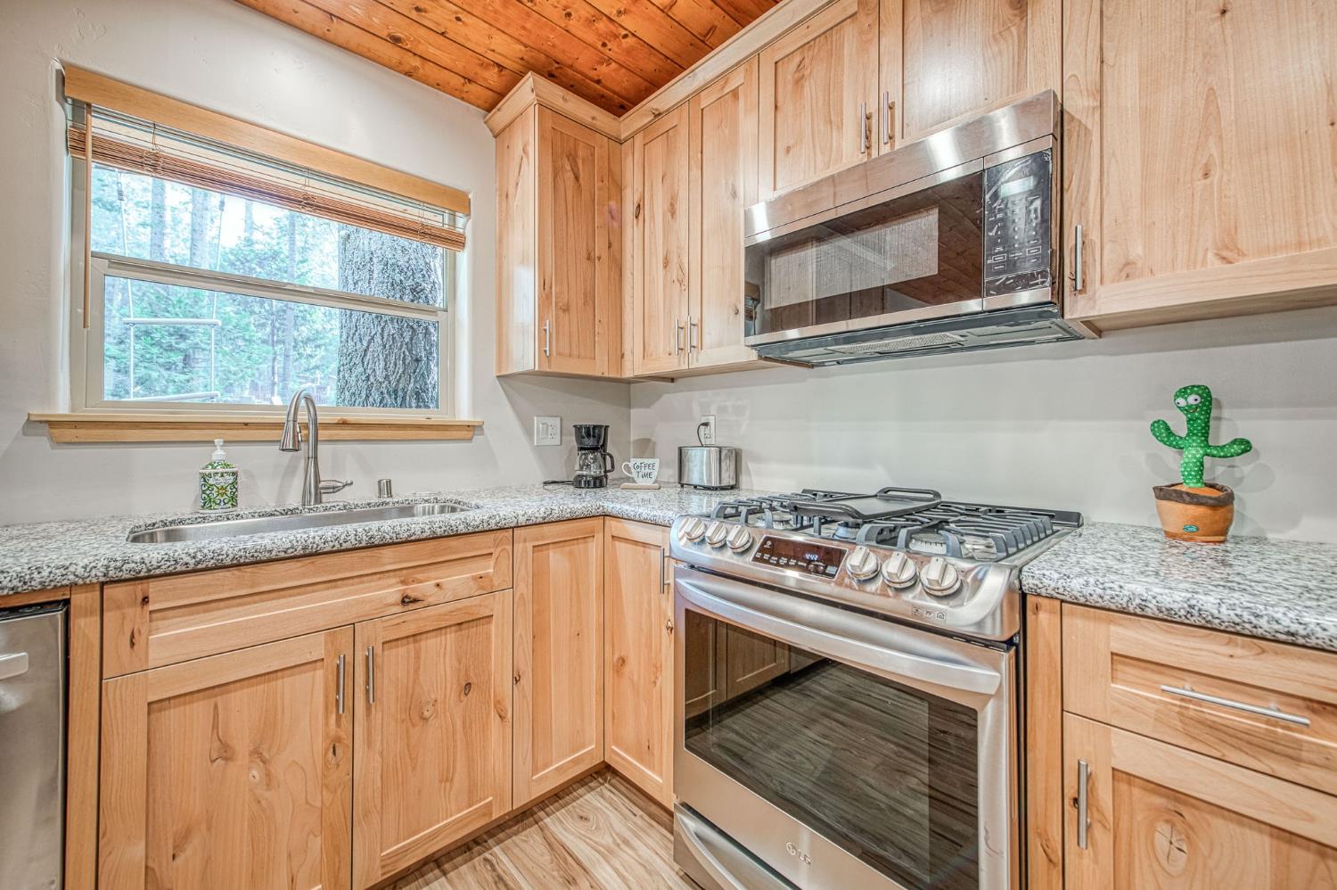 39153 Granite Ln, Shaver Lake, CA 93664