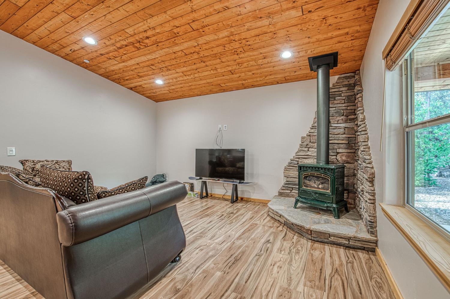 39153 Granite Ln, Shaver Lake, CA 93664