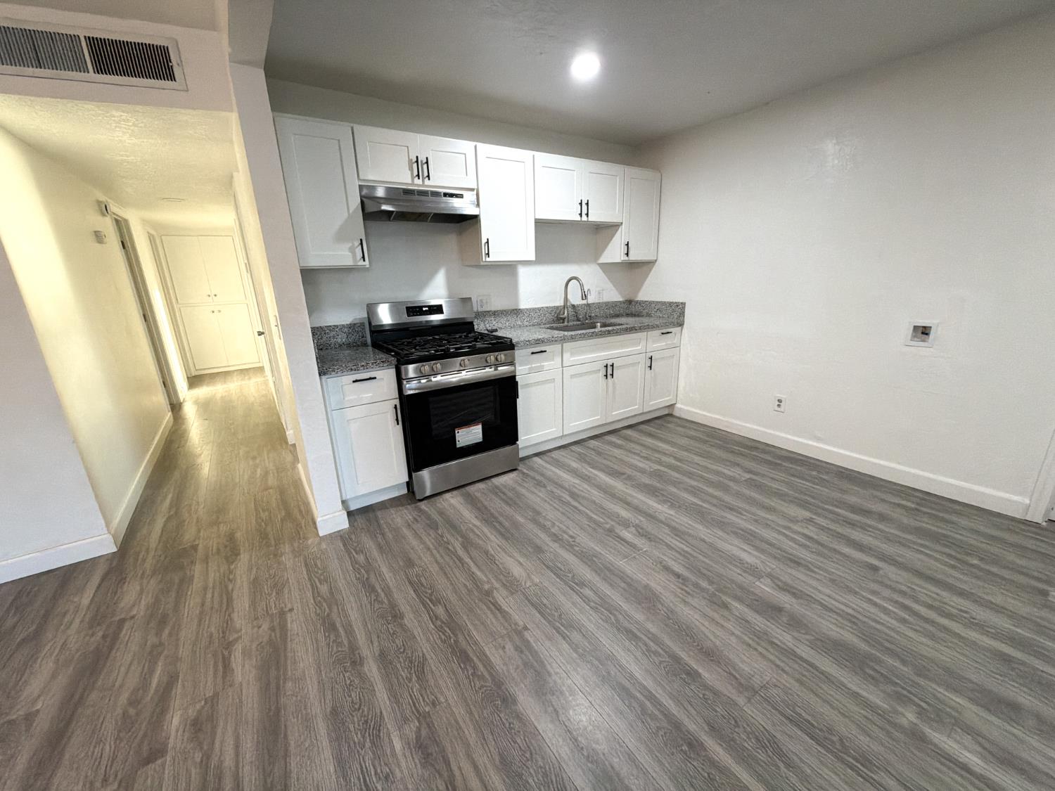 1565 W Hawes Ave, Fresno, CA 93706