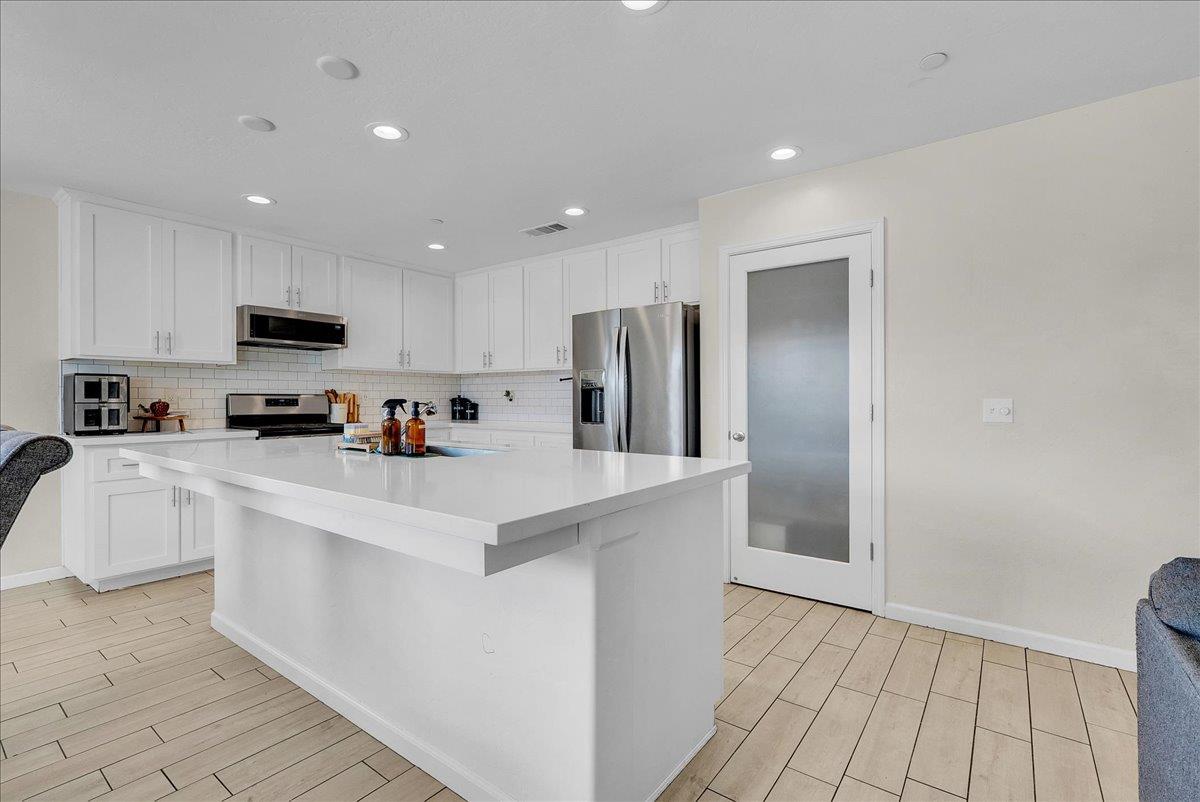 2439 Madeline Dr, Hanford, CA 93230