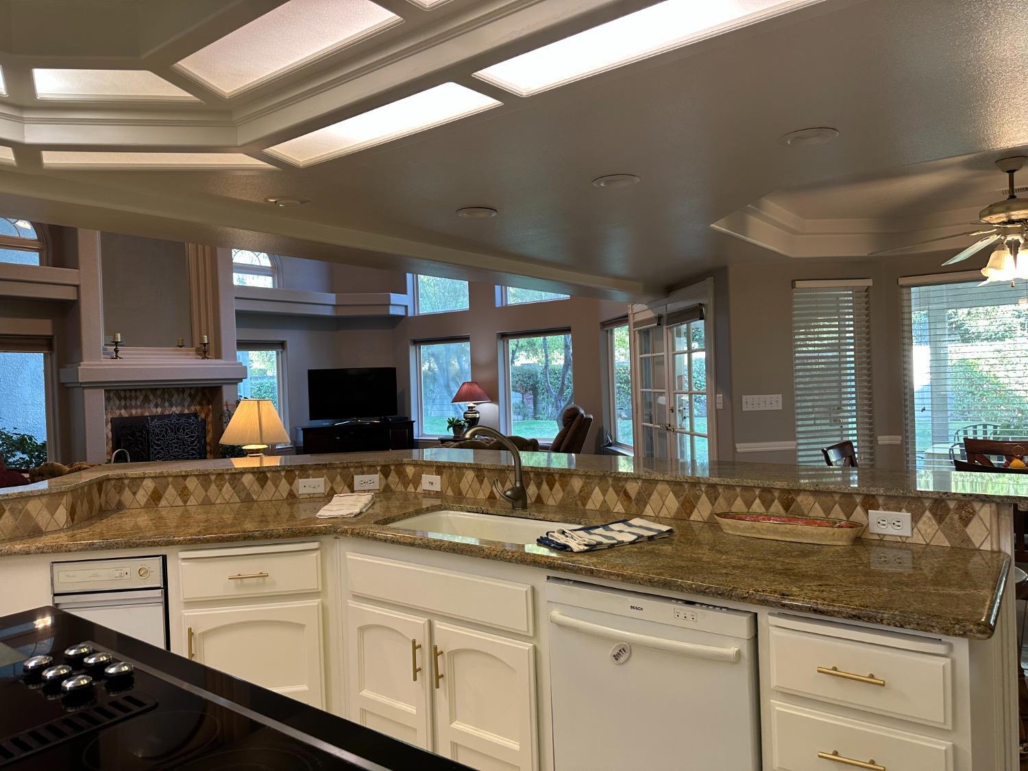 10250 N Quail Run Dr, Fresno, CA 93730