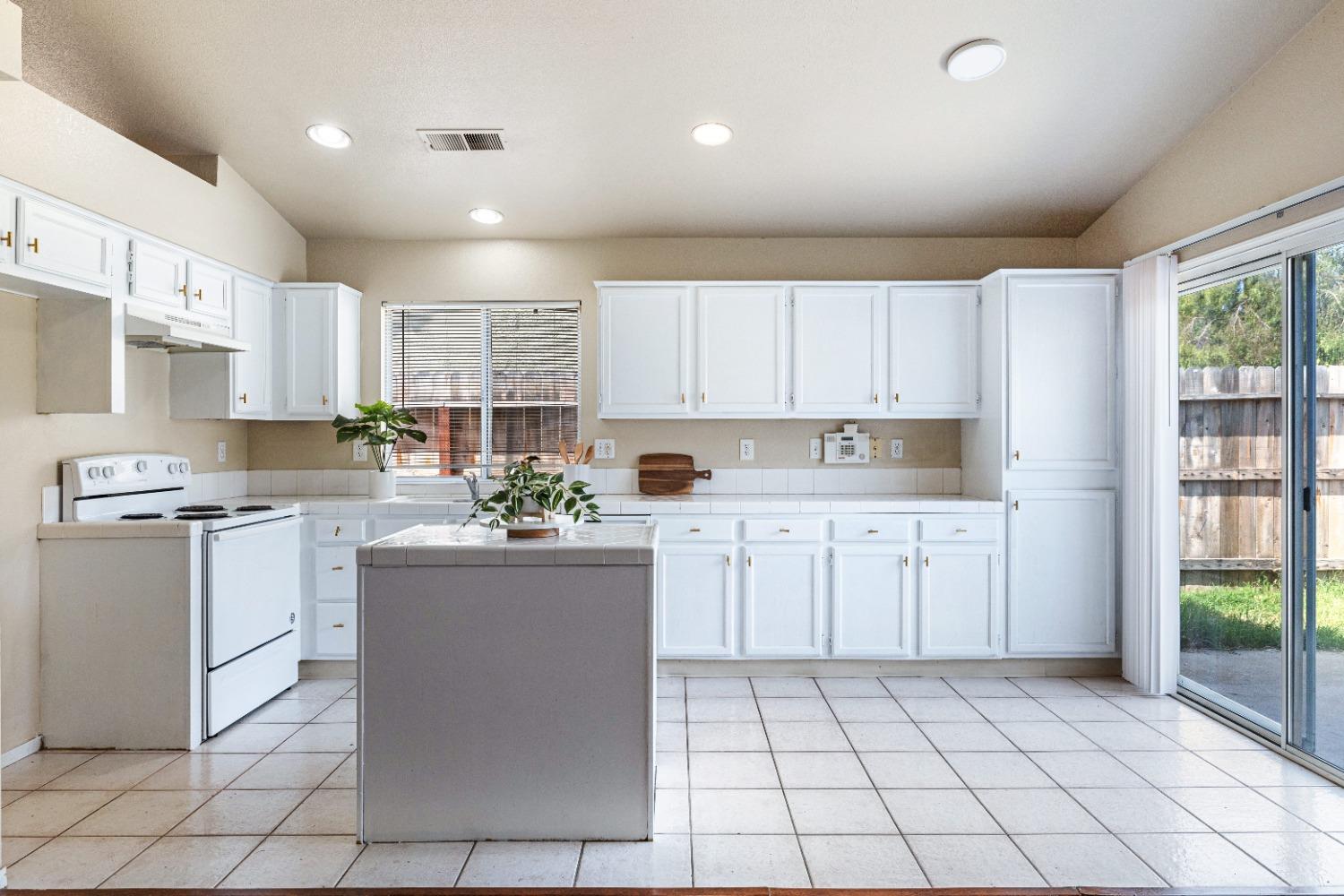 5634 W Donner Ave, Fresno, CA 93722