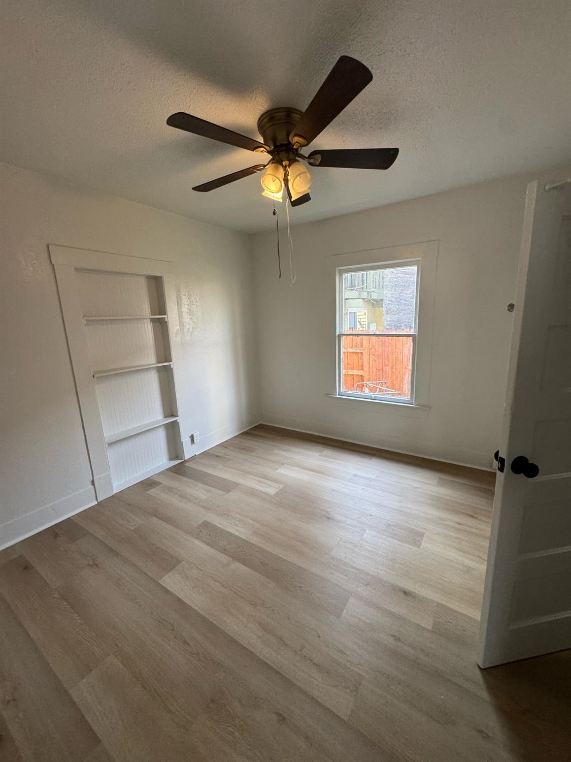 159 S I, Dinuba, CA 93618