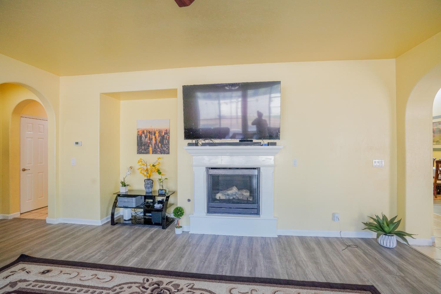 1976 N Belvedere Ave, Fresno, CA 93722