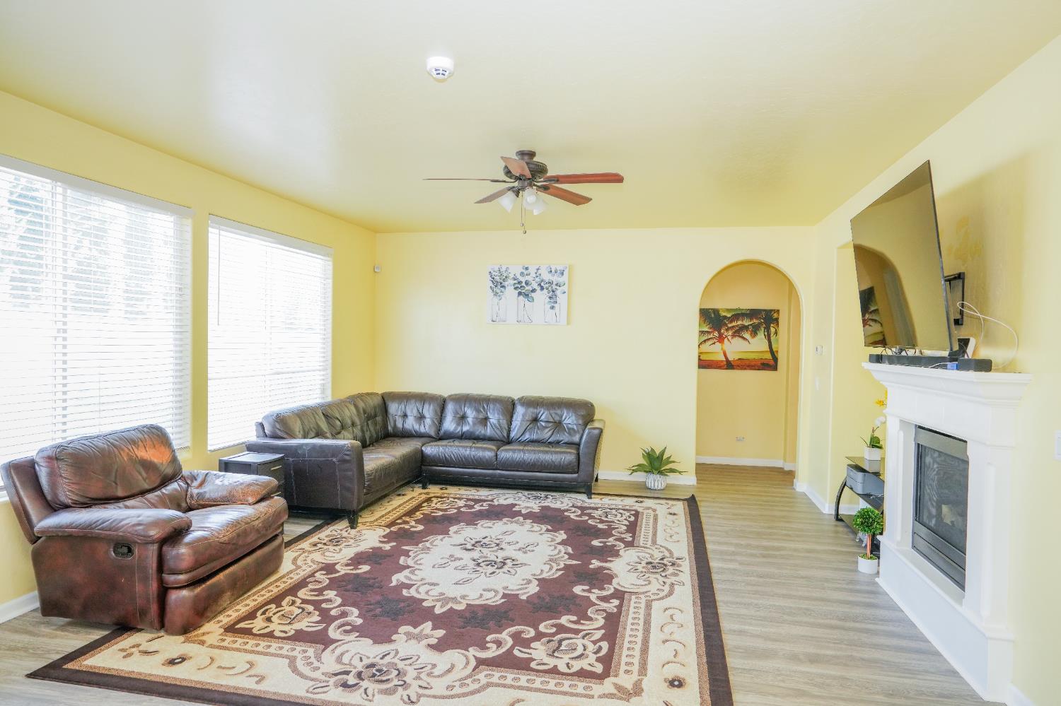 1976 N Belvedere Ave, Fresno, CA 93722