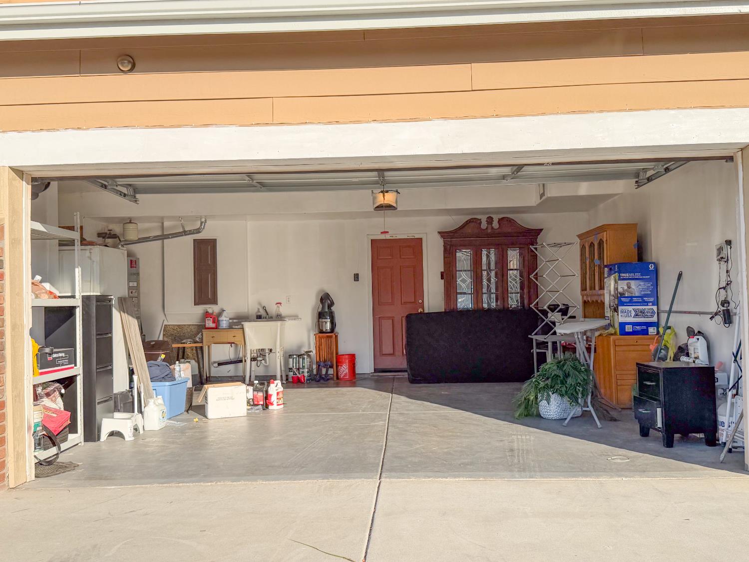 1976 N Belvedere Ave, Fresno, CA 93722