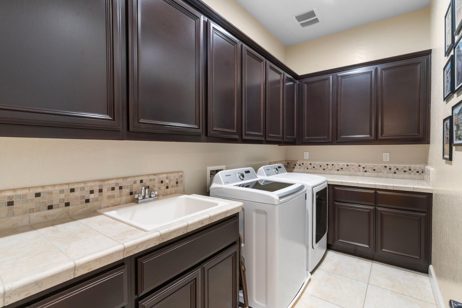 2885 Blackwood Ave, Clovis, CA 93619