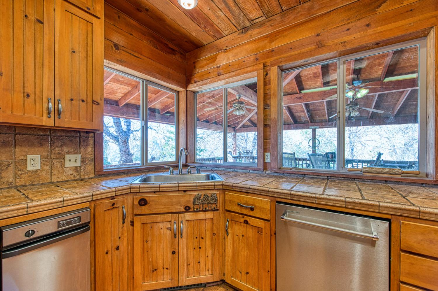 36039 Cranmore Ln, Auberry, CA 93602