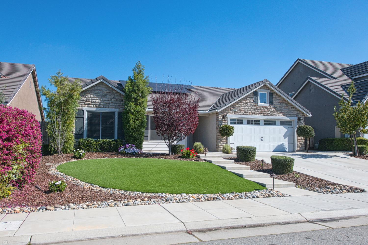 493 S Crescent Ln, Madera, CA 93636