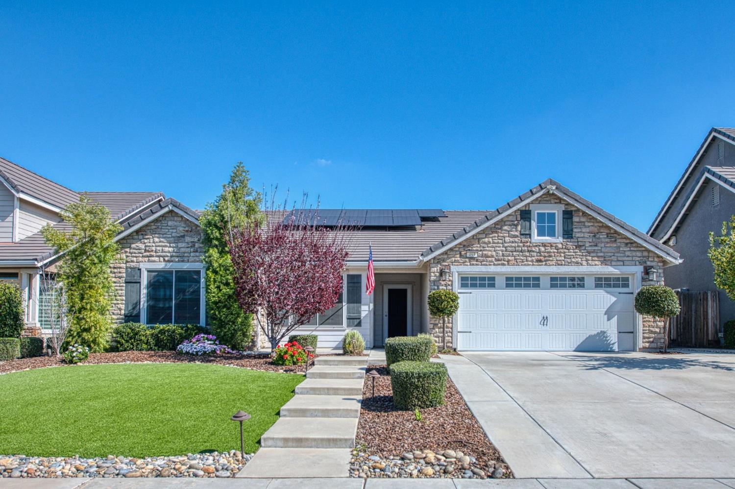 493 S Crescent Ln, Madera, CA 93636