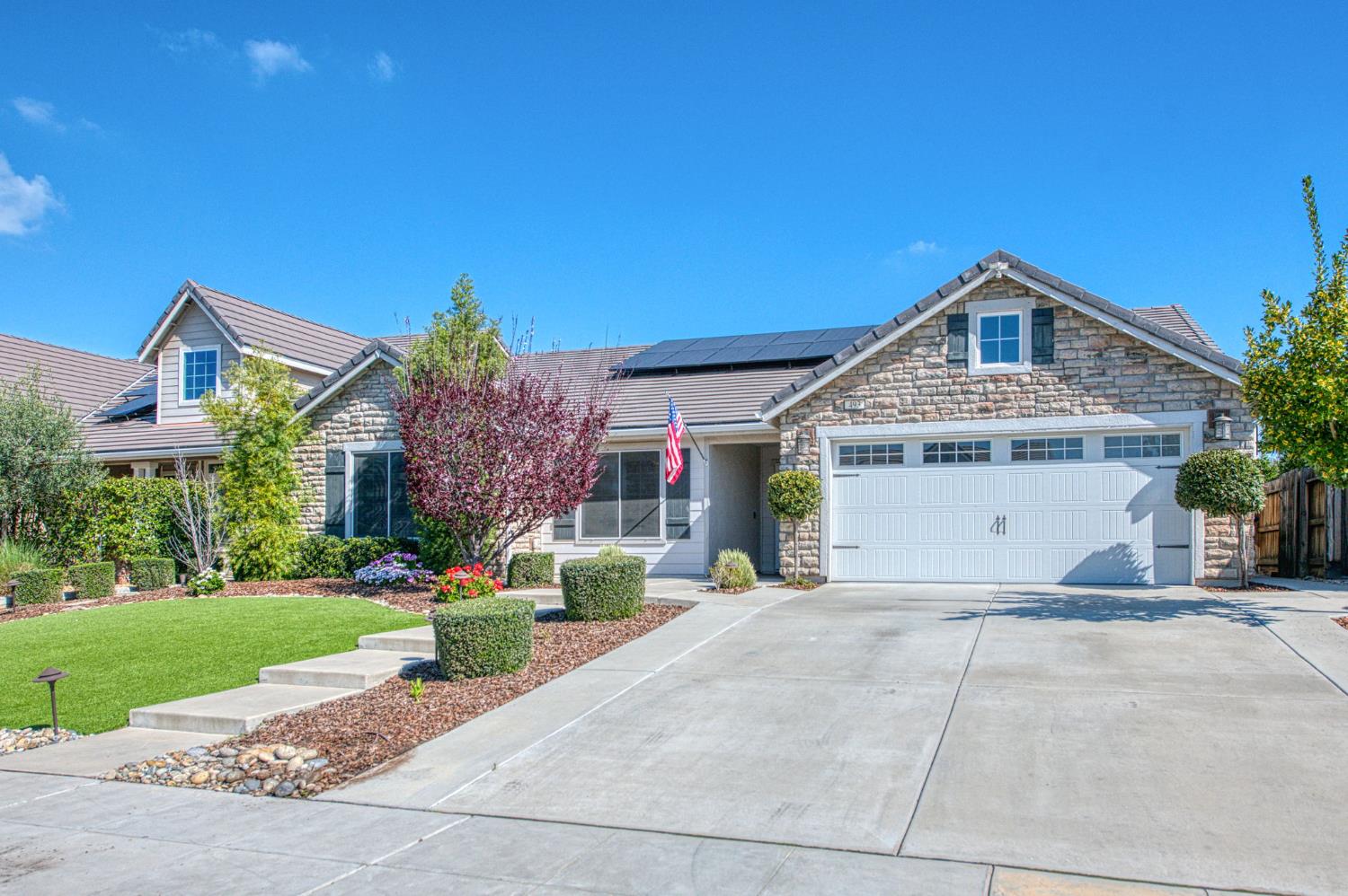 493 S Crescent Ln, Madera, CA 93636