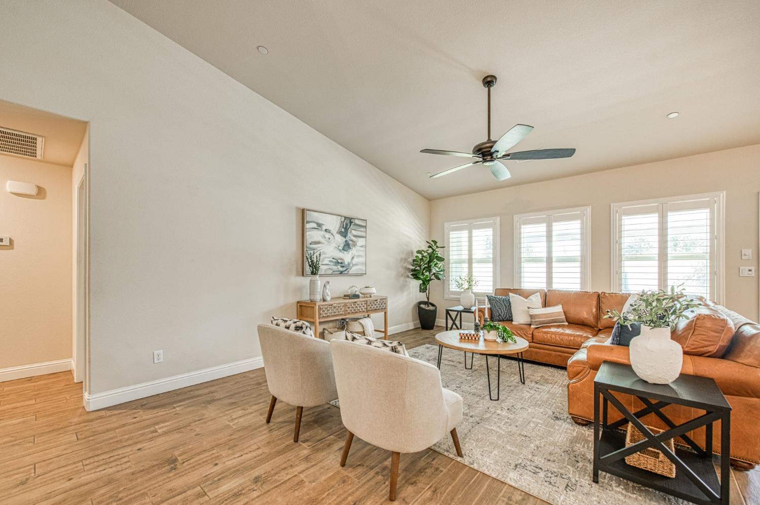 493 S Crescent Ln, Madera, CA 93636