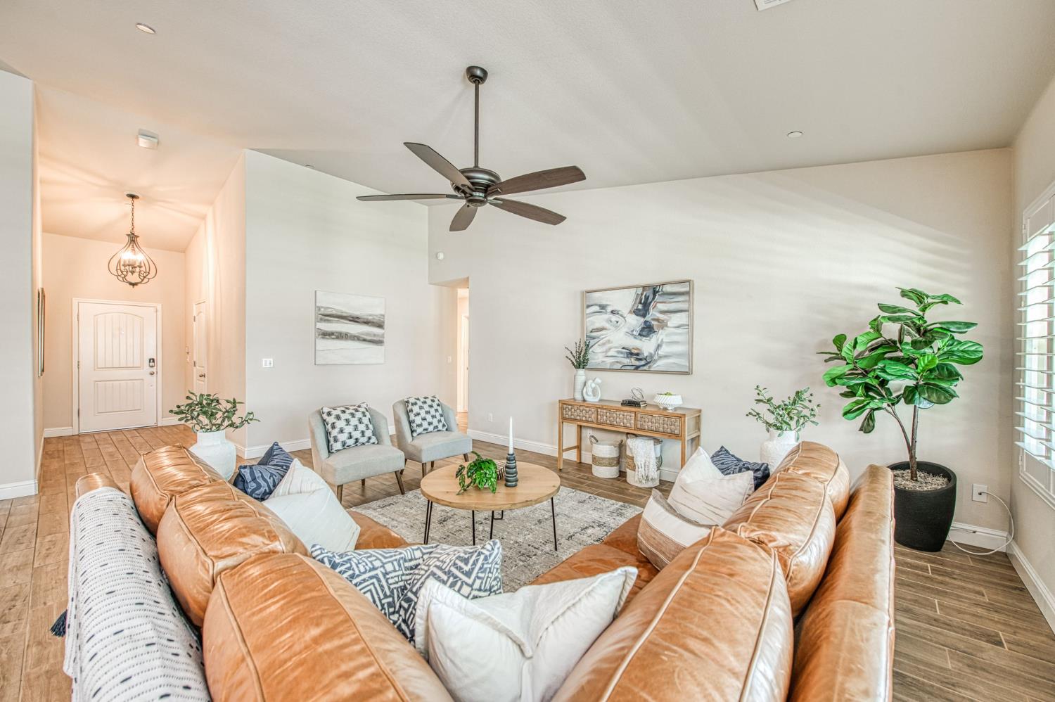 493 S Crescent Ln, Madera, CA 93636