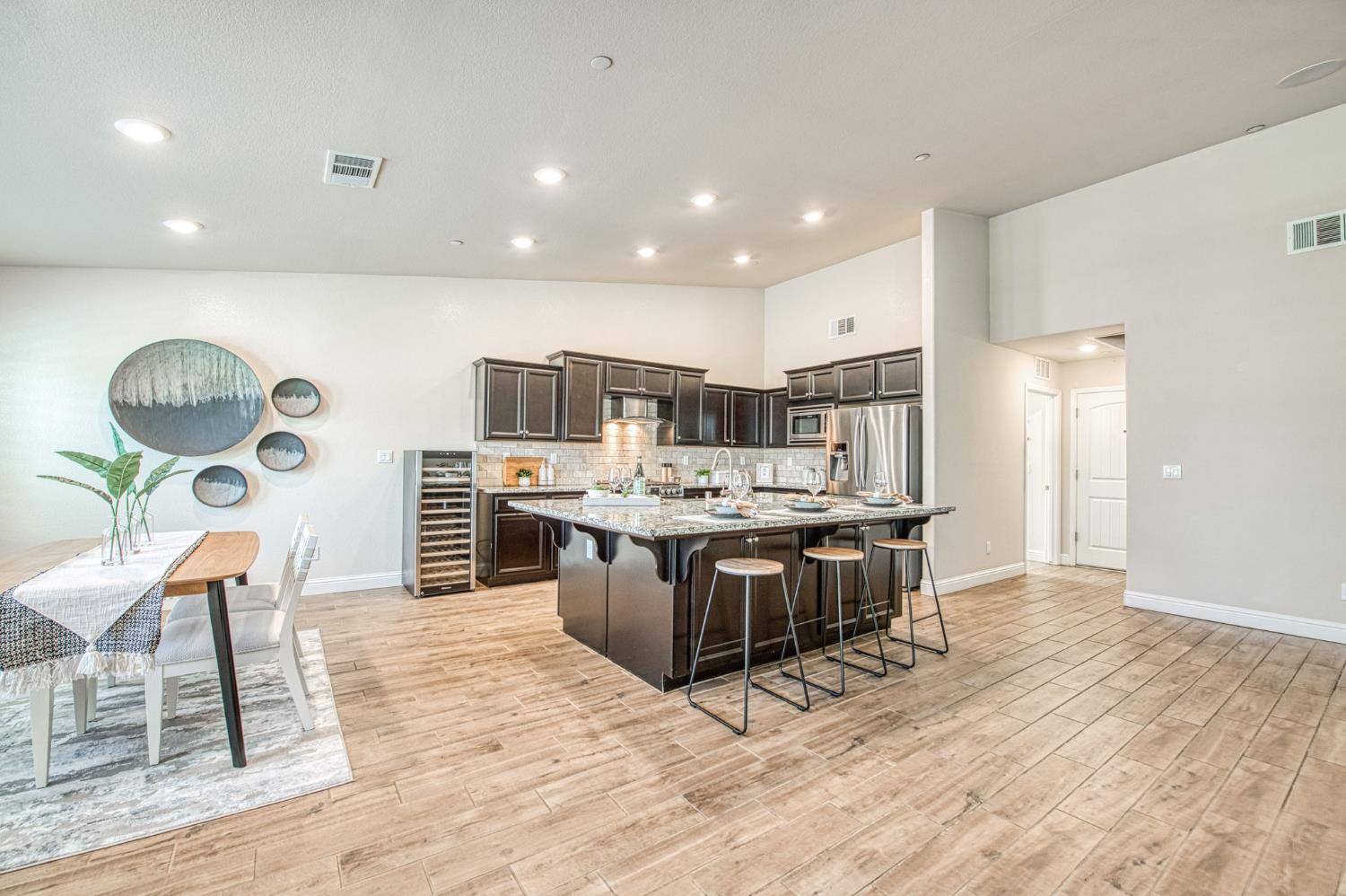 493 S Crescent Ln, Madera, CA 93636