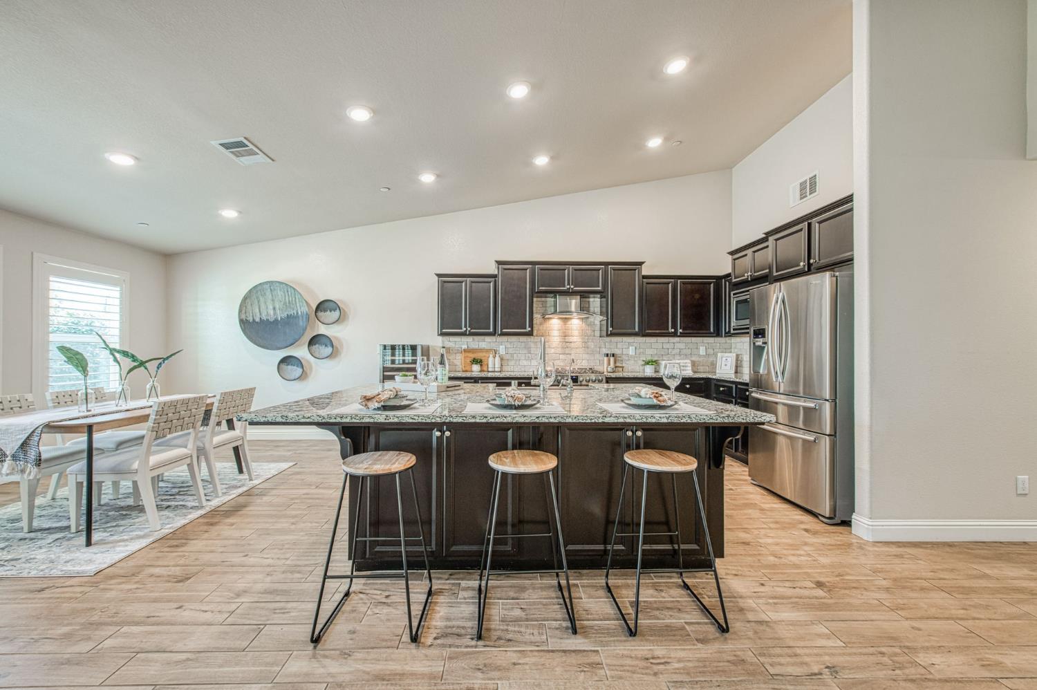 493 S Crescent Ln, Madera, CA 93636