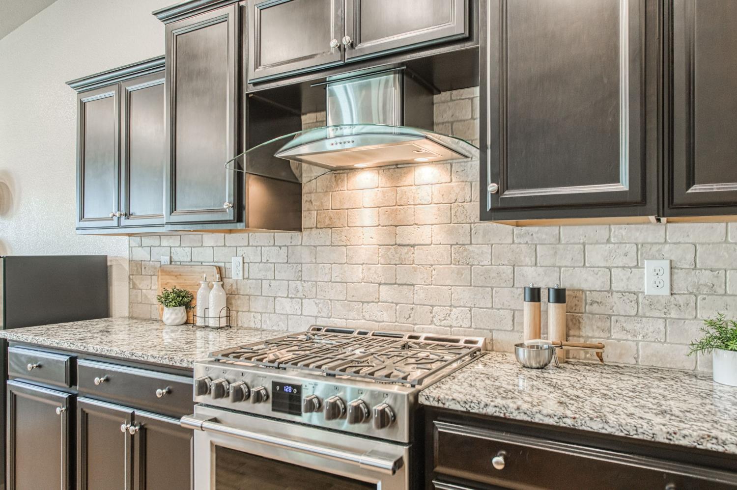 493 S Crescent Ln, Madera, CA 93636