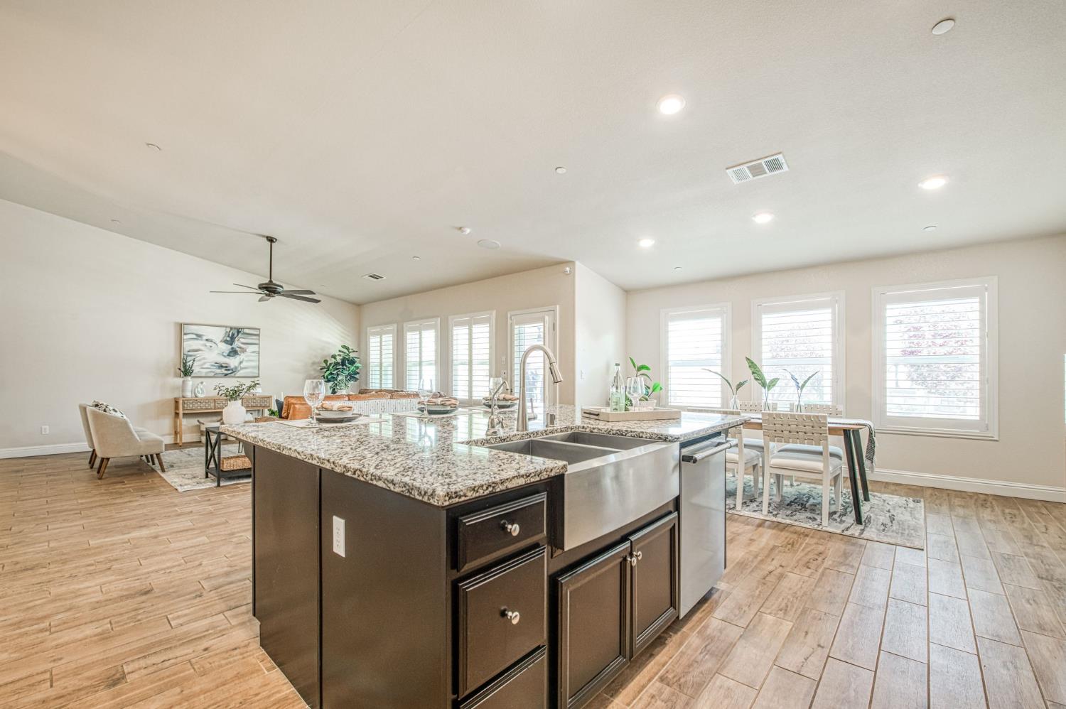 493 S Crescent Ln, Madera, CA 93636