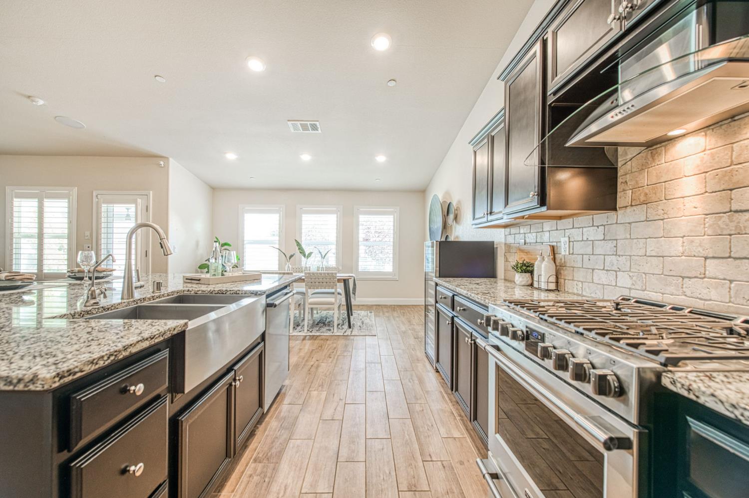 493 S Crescent Ln, Madera, CA 93636